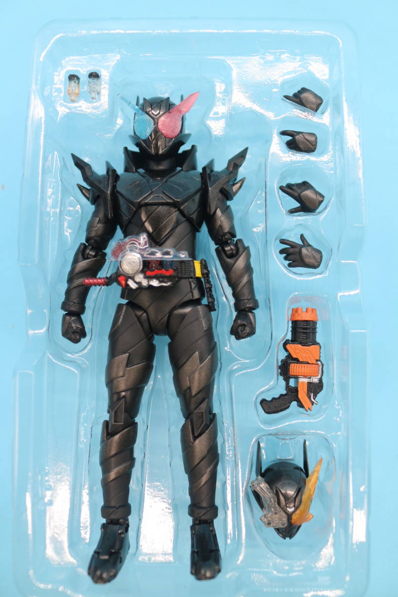 30-4 S.H.Figuarts 仮面ライダービルド ラビットタンクハザード