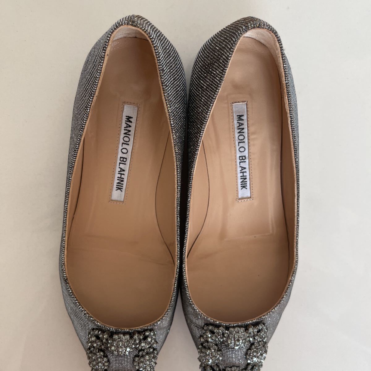 美品】マノロブラニク ハンギシ 36.5 パンプス グレー シルバー