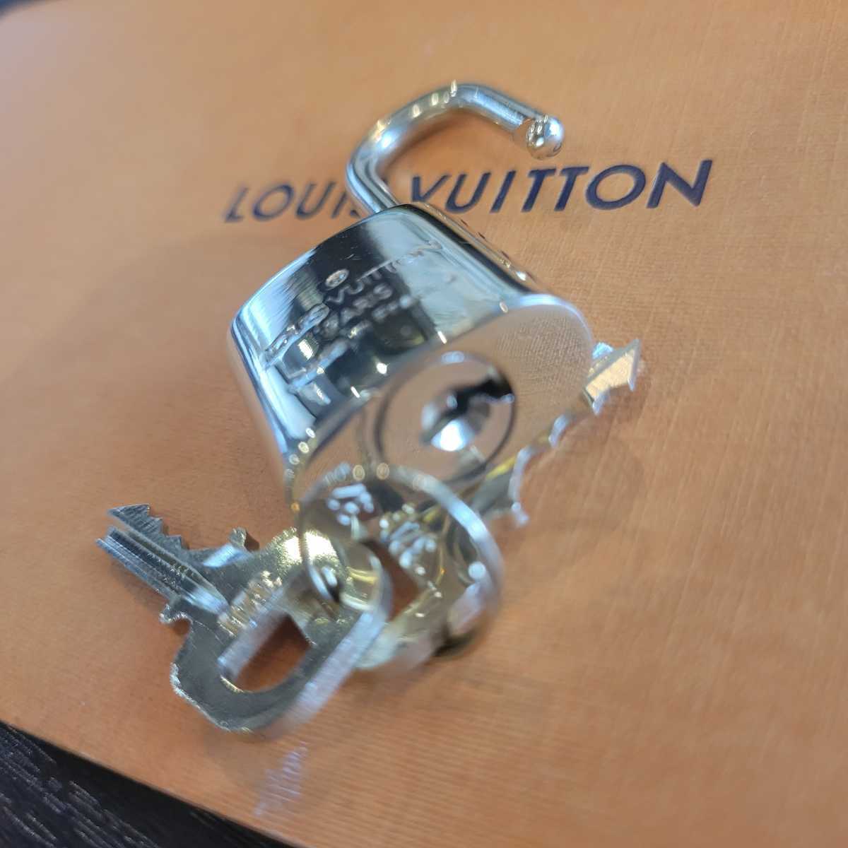 新品　未使用　極美品 品質重視 Louis Vuitton パドロック 南京錠 カデナ ルイヴィトン 研磨磨き済み　320_画像7