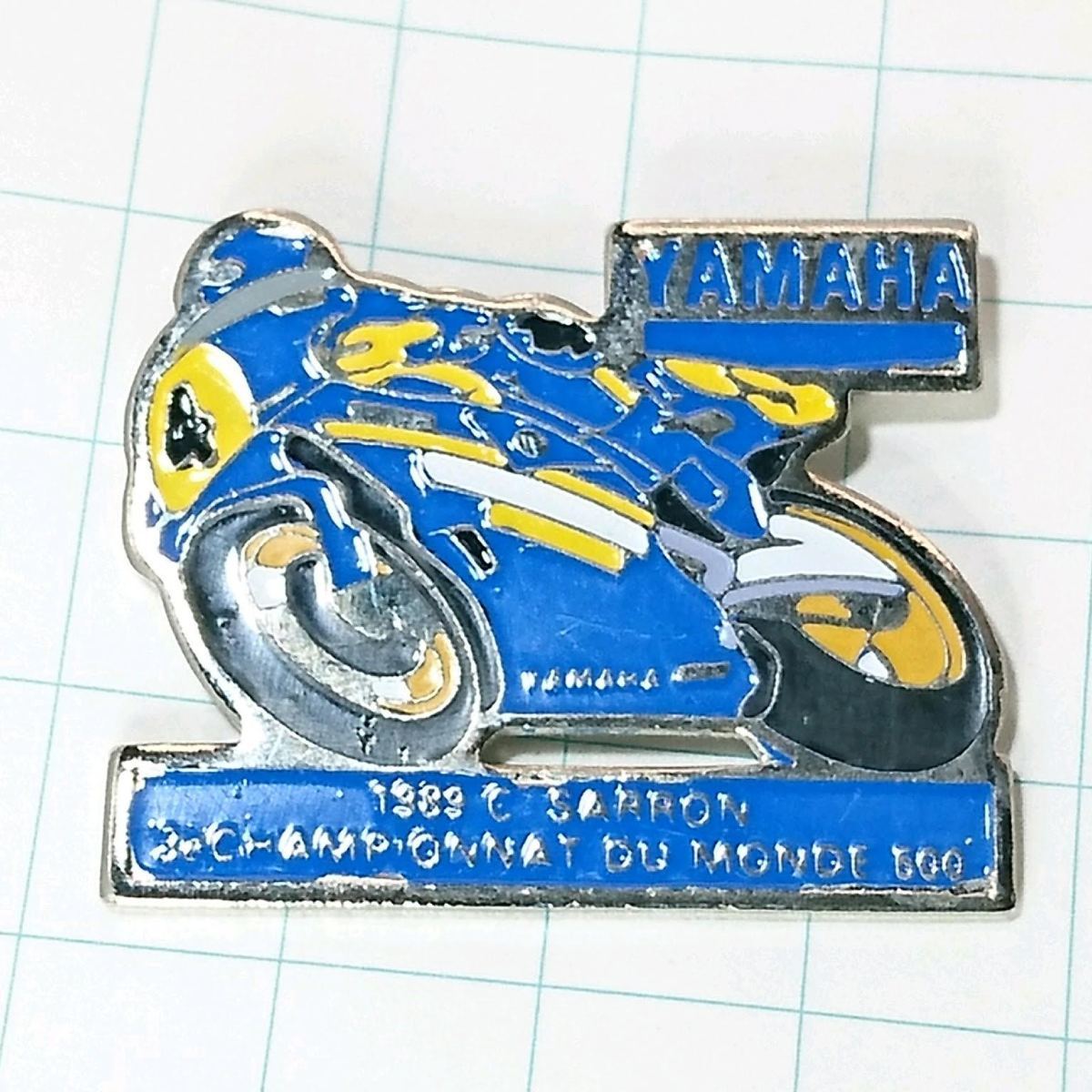 送料無料)ヤマハ バイク レーシング クリスチャン サロン オートバイ ピンバッジ PINS ピンズ A10172_画像1