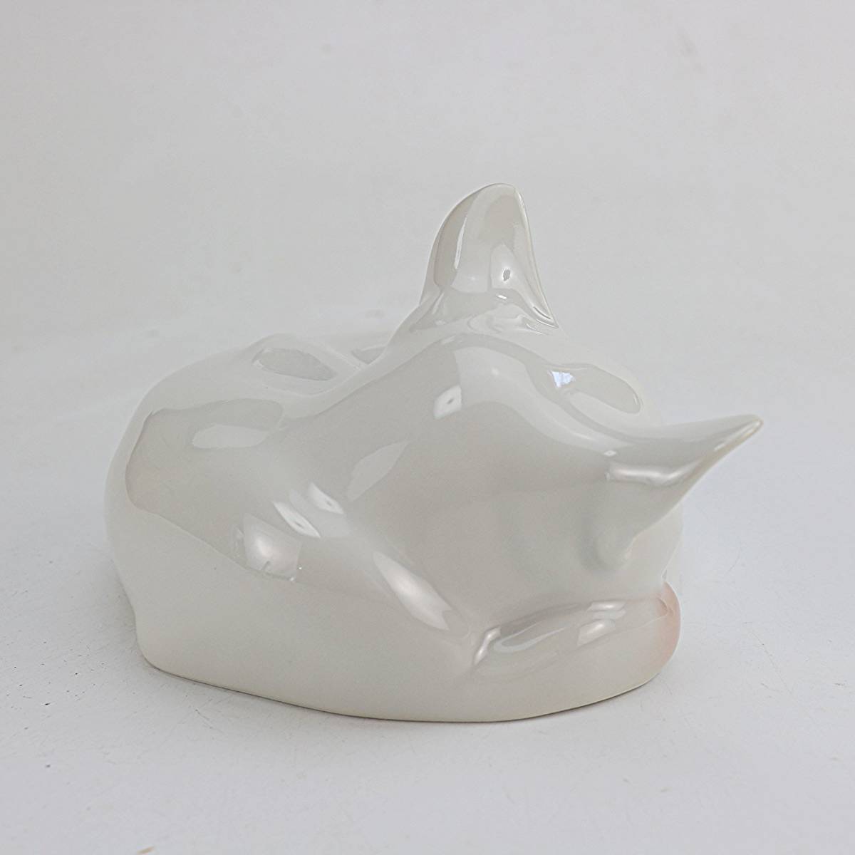422 ロイヤルコペンハーゲン フィギュリン 「眠り猫」白 1975 422 ロイヤルコペンハーゲン フィギュリン 「眠り猫」白 1975