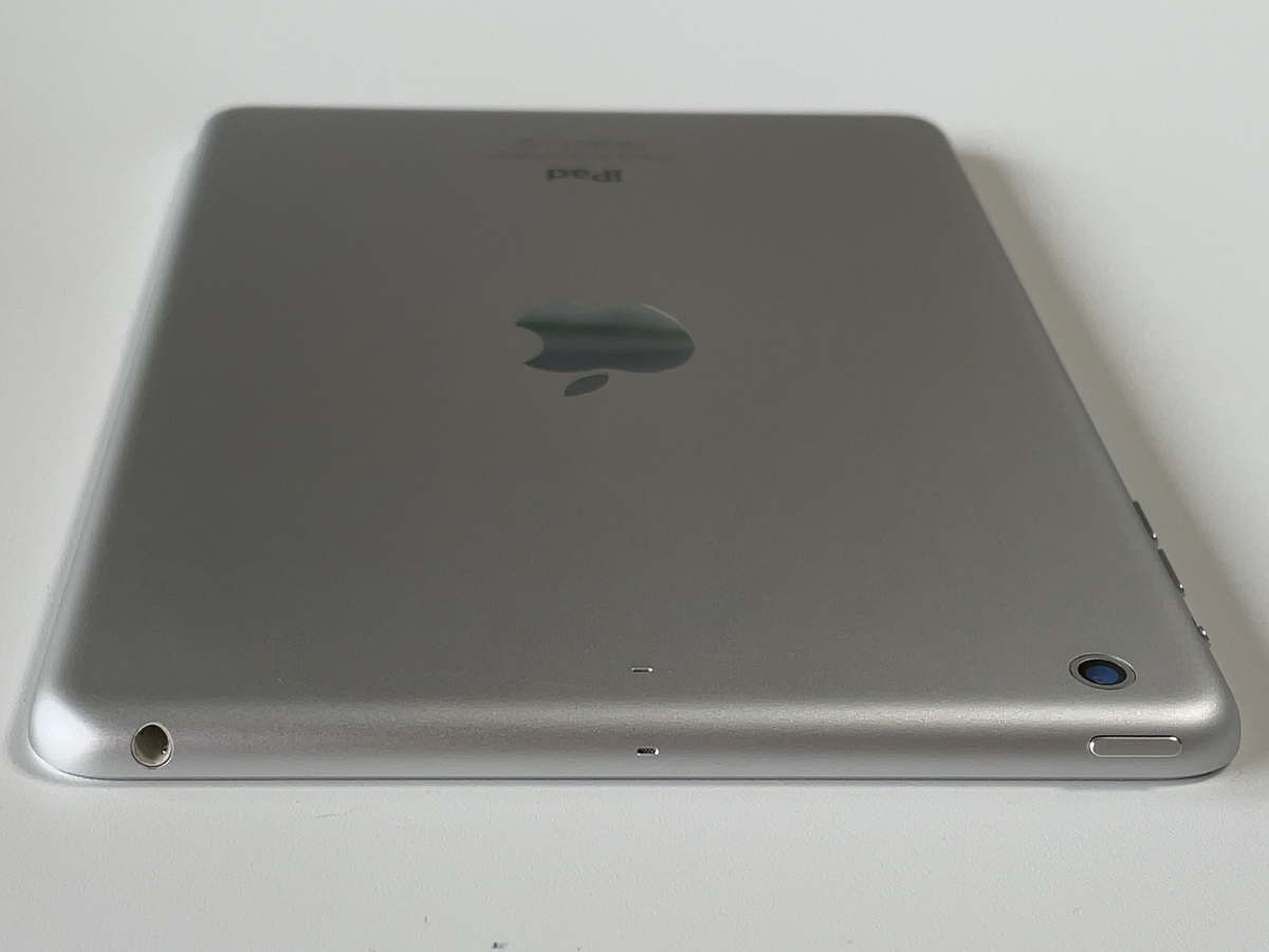 【apple】iPad mini 2 Retina ディスプレイ Wi-Fiモデル 32GB_コネクタ　上側
