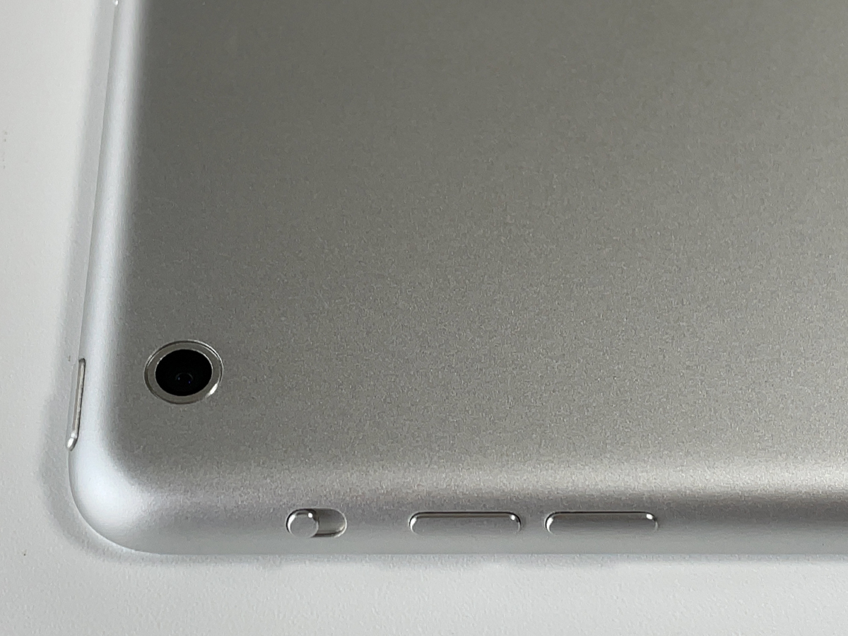 【apple】iPad mini 2 Retina ディスプレイ Wi-Fiモデル 32GB_スイッチ、カメラ