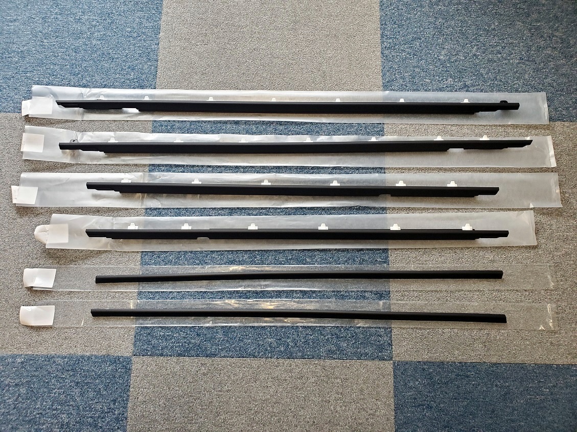新品未使用】トヨタ 80系ランクル ドアベルトモール 前後フルセット