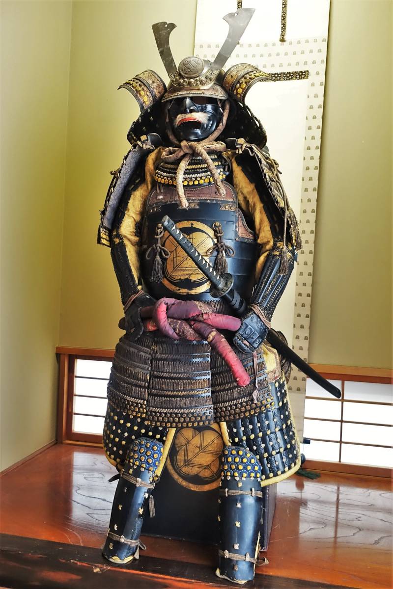 旧家蔵出し 時代甲冑 鉄地黒胴 甲冑 等身大 鎧 面頬 大鎧 鎧兜 一式 店舗 時代 武具 面頬 3段の錣 鉄 甲冑 鎧 兜 武具