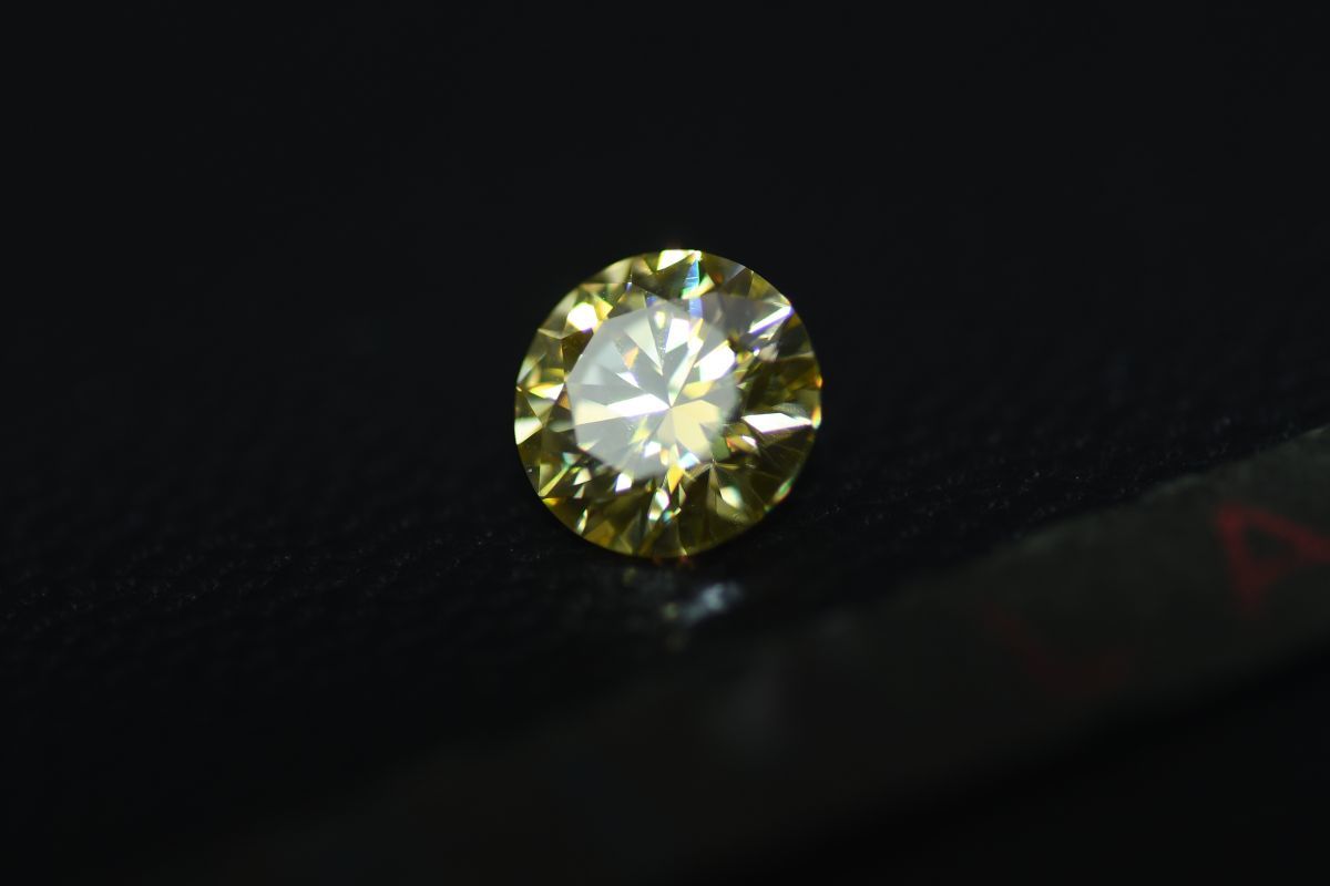新入荷 ラボ イエローダイヤモンド １ct ラウンドカット 宝石 鉱石 希少 輝き 宝石シリーズ ラウンド形状 モアッサナイト 証明書付 C304