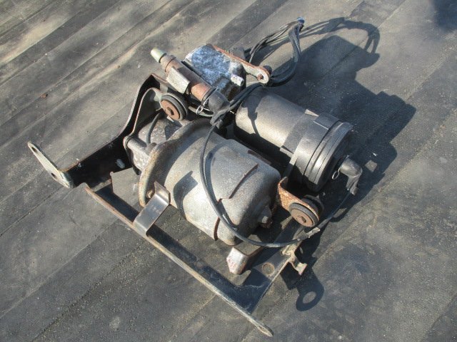 (052) Cadillac Fleetwood rear air suspension pump 