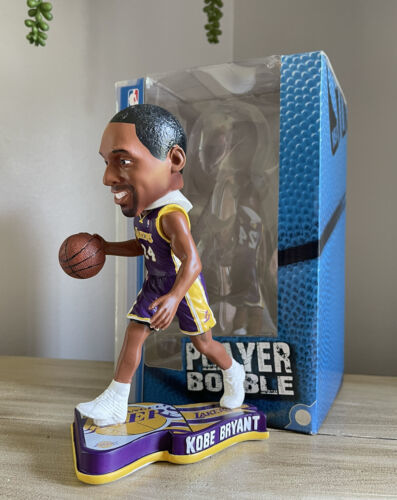 KOBE BRYANT Los Angeles Lakers Legend 2013 NBA “Pennant Base” Bobblehead NIB! 海外 即決