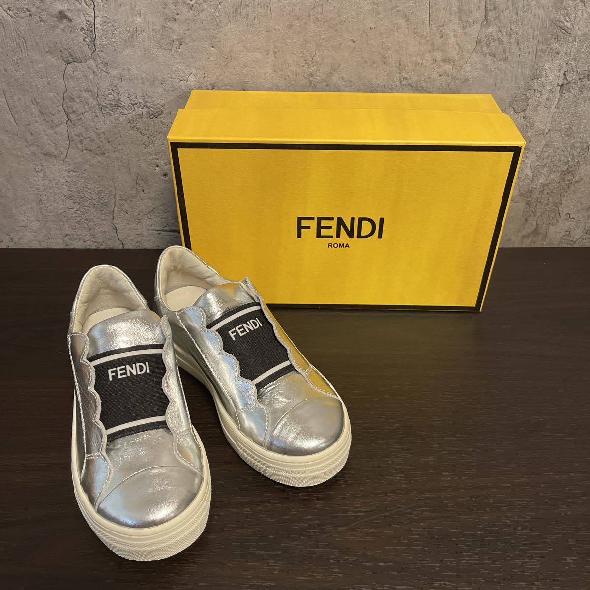 未使用品 FENDI レザー スニーカー イタリア製 シルバー 31フェンディ-