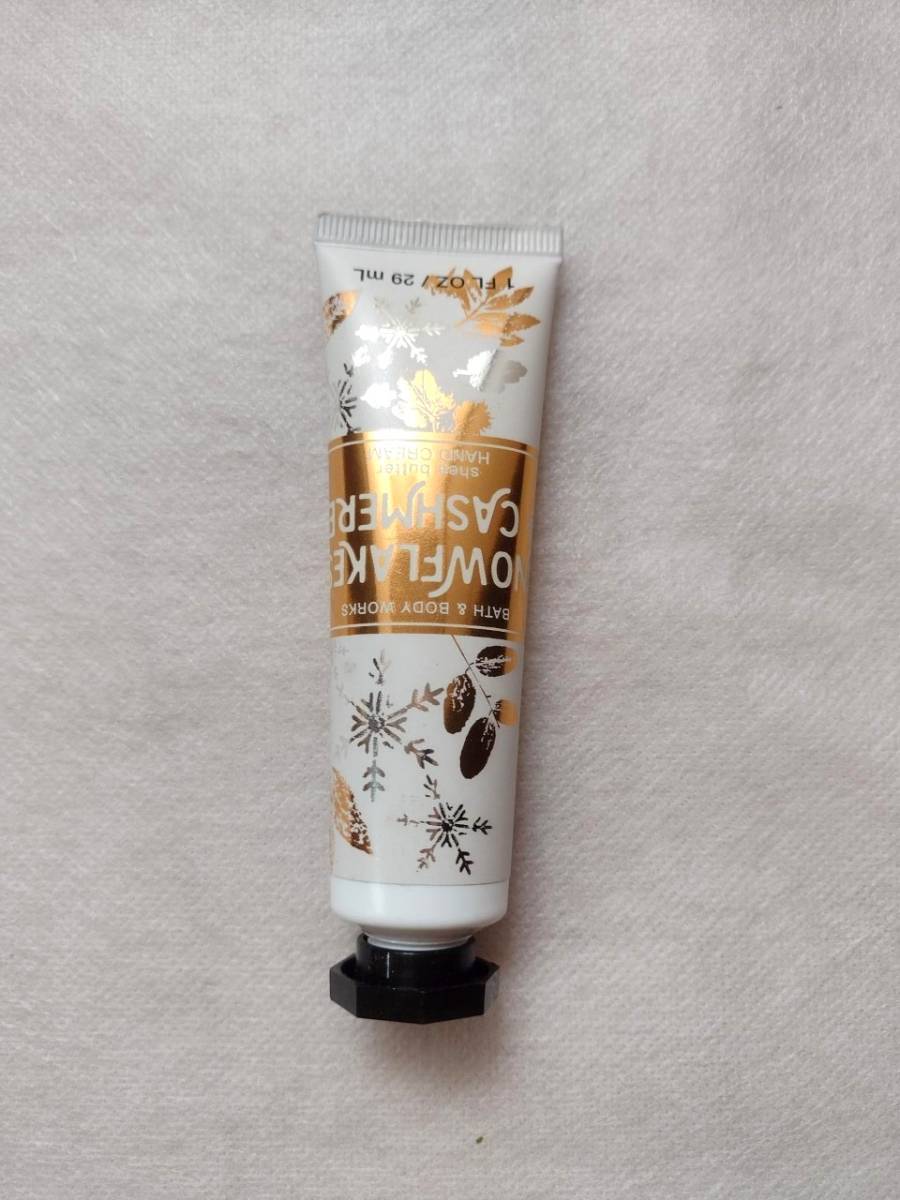 新品 バスアンドボディワークス Bath and Body Works ハンドクリーム Snowflakes Cashmere 29ml _画像1