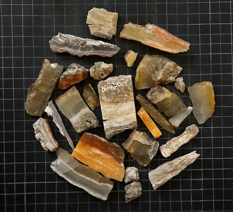 鉱物標本、蛋白石、蛍光オパール北海道産 ブロック・小片セット 425グラム（A18B29）