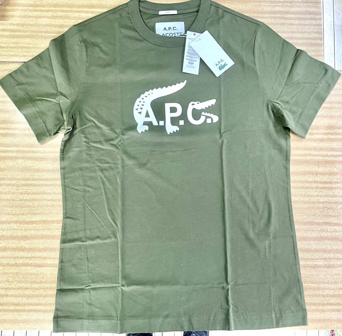 今期A.P.C.×ラコステ コラボ ビッグロゴTシャツ カーキ 各サイズ有 apc