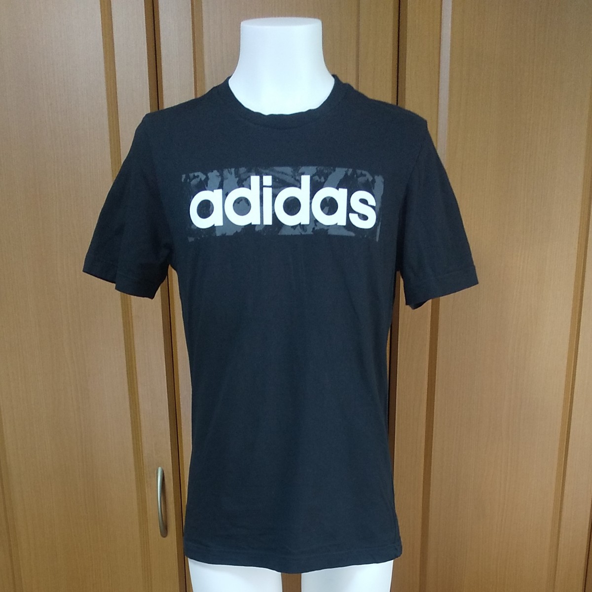 アディダス半袖TシャツS/M 黒にバックボックスプリント・白adidasロゴがカッコいい！