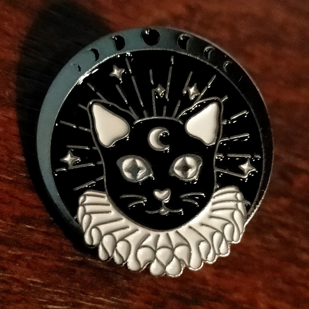 ピンバッチ　 黒魔術猫　ネコ　月　ムーン　星　中世　　ピンバッジ　 _画像1