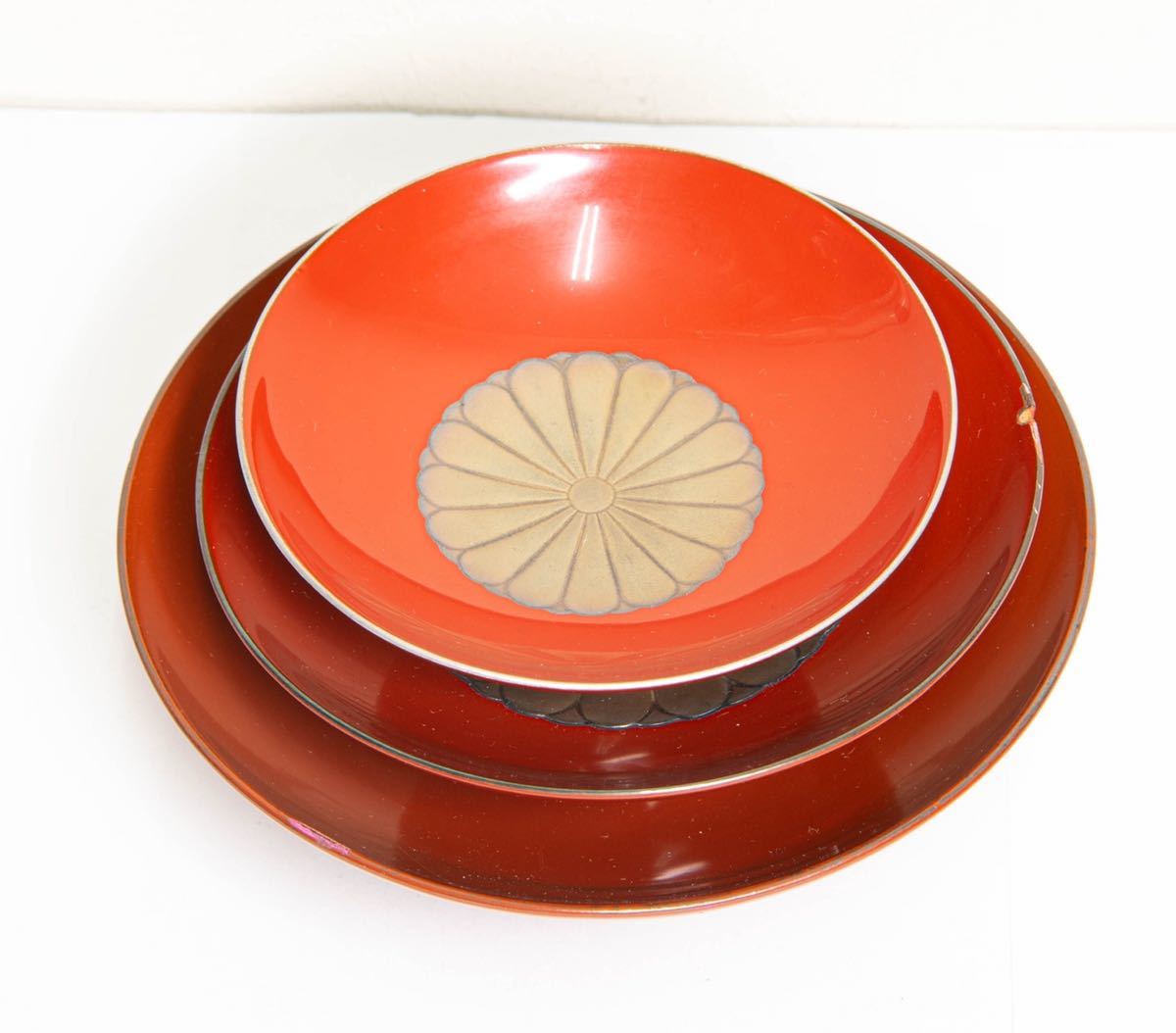 Yahoo!オークション - 【3組】漆器 菊紋 御賜品 酒器 盃 杯 木製 Yahoo!オークション - 【3組】漆器 菊紋 御賜品 酒器 盃 杯 木製