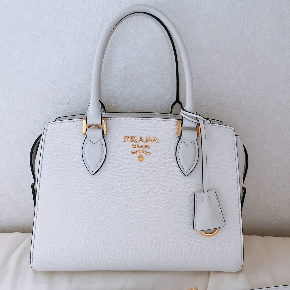 専用☆プラダ PRADA サフィアーノ ホワイト 白 ゴールド ハンドバッグ ショルダーバッグ 2way 上品 高級感 ポッキリ価格セール PRADA サフィアーノ ハンドバッグ 白 ハンドバッグ