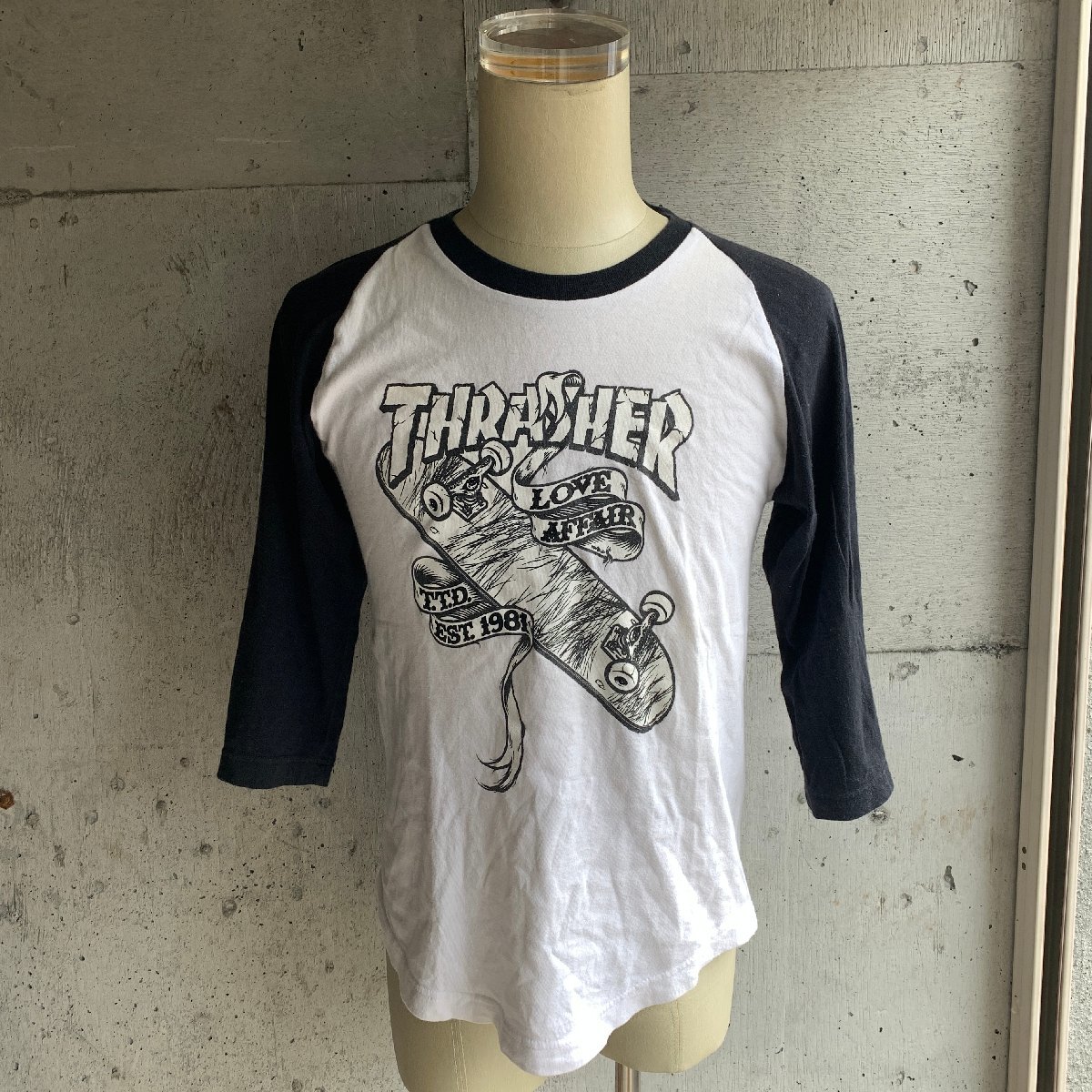 アメリカ古着 スケーター スラッシャー グラフィック 七分袖 ラグラン Tシャツ 白 黒 S size U.S Used Skater Clothing THRASHER T-Shirt_画像2