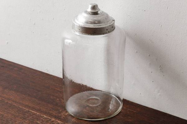 R-030625 昭和レトロ　味のあるアルミ蓋の筒型ガラス瓶(キャニスター)_画像1