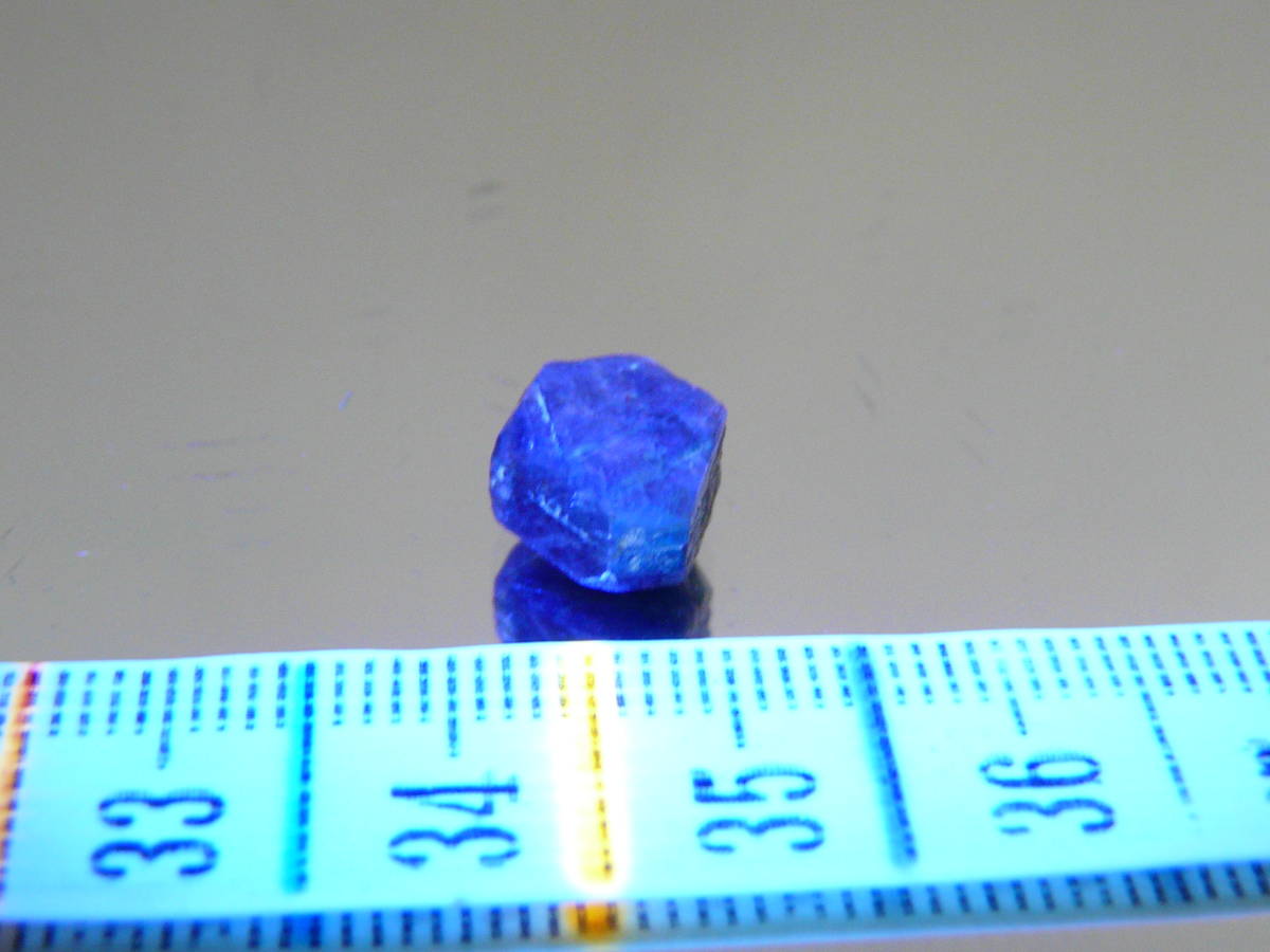 Q250 ★紫外線 DE 蛍光★ マダガスカル産  サファイア結晶の画像2