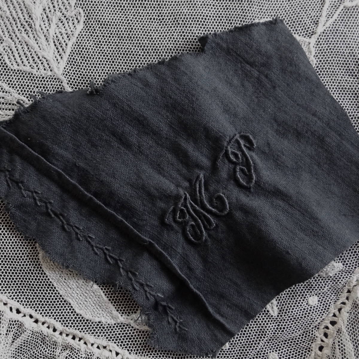 20世紀初期 フランス 立体 はぎれ 漆黒 刺繍 テーブル ナプキン モノグラム クロス 布材 縫製 古布 民藝 工藝 美術 服飾 半物 アンティーク