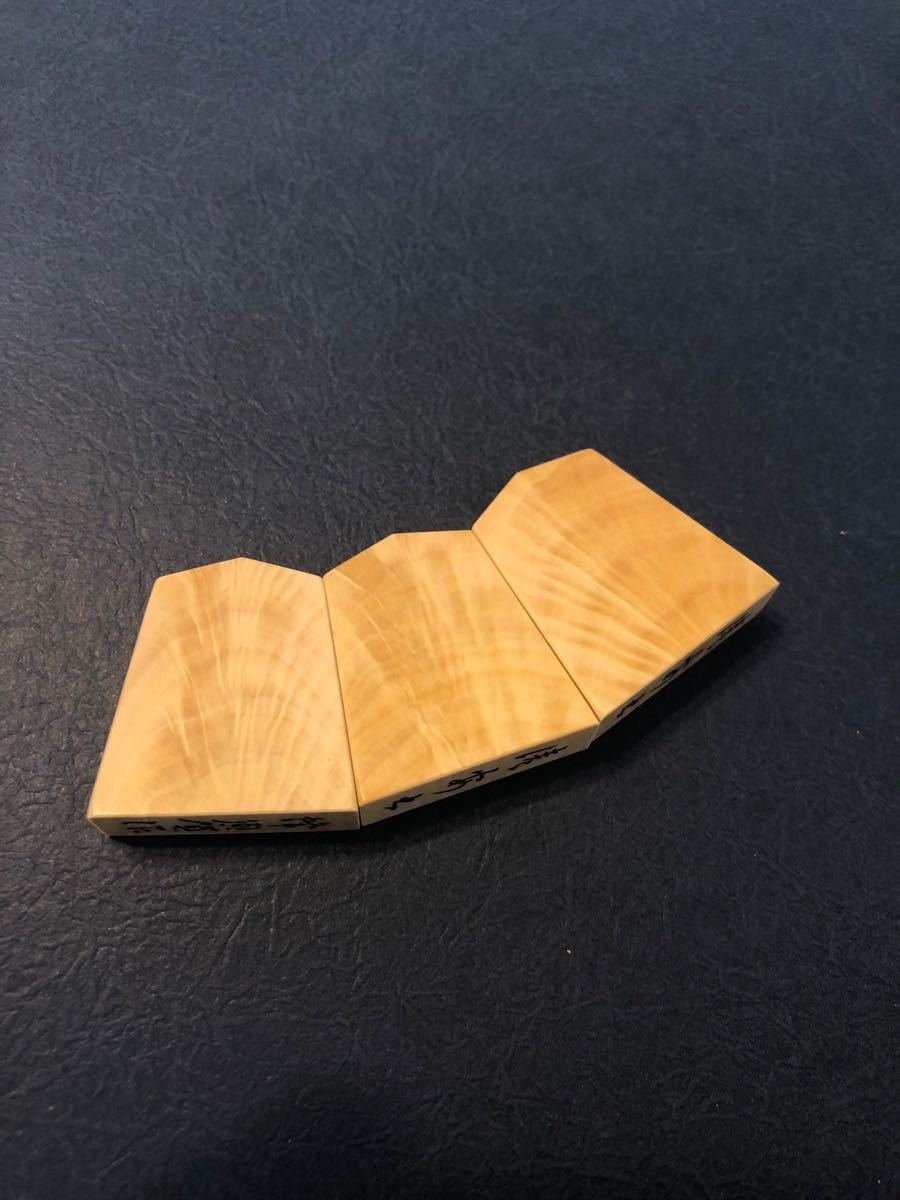 蜂須賀作 三玉 薩摩黄楊孔雀杢 清安書 彫駒 将棋駒 - institutoates.com.br
