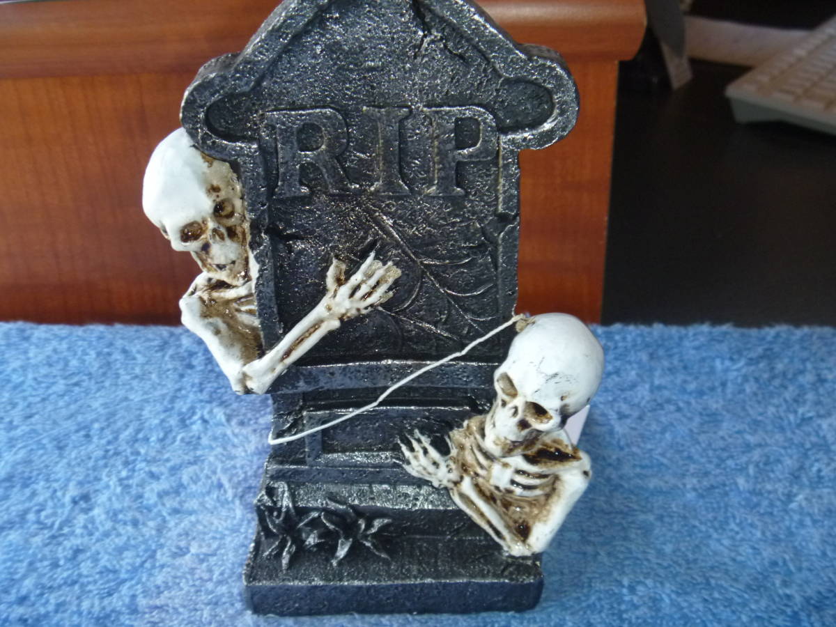 HALLOWEEN RESIN TOMBSTONE WITH SKELETONS 新品 277_画像1