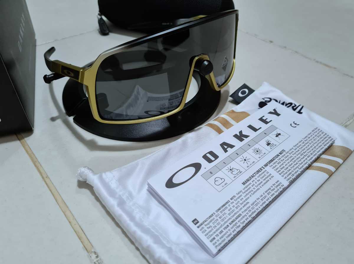 おトク情報がいっぱい! 激レアオークリーOAKLEYスートロSUTRO 超激安
