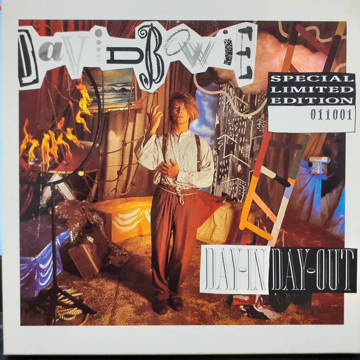 赤盤！限定BOX仕様！英7インチ・オリジ！David Bowie / Day-In Day-Out / Julie 1987年 EMI EAX230 ステッカー、インサート付きの完品_画像1