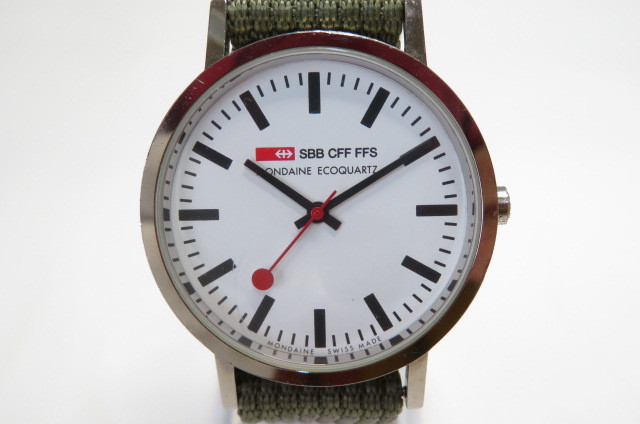 1円～【動作品】MONDAINE モンディーン　SBB CFF FFS　スイス国鉄　公式　クォーツ　腕時計　ベルト　カーキ　電池交換済　6-3-236　　_画像1