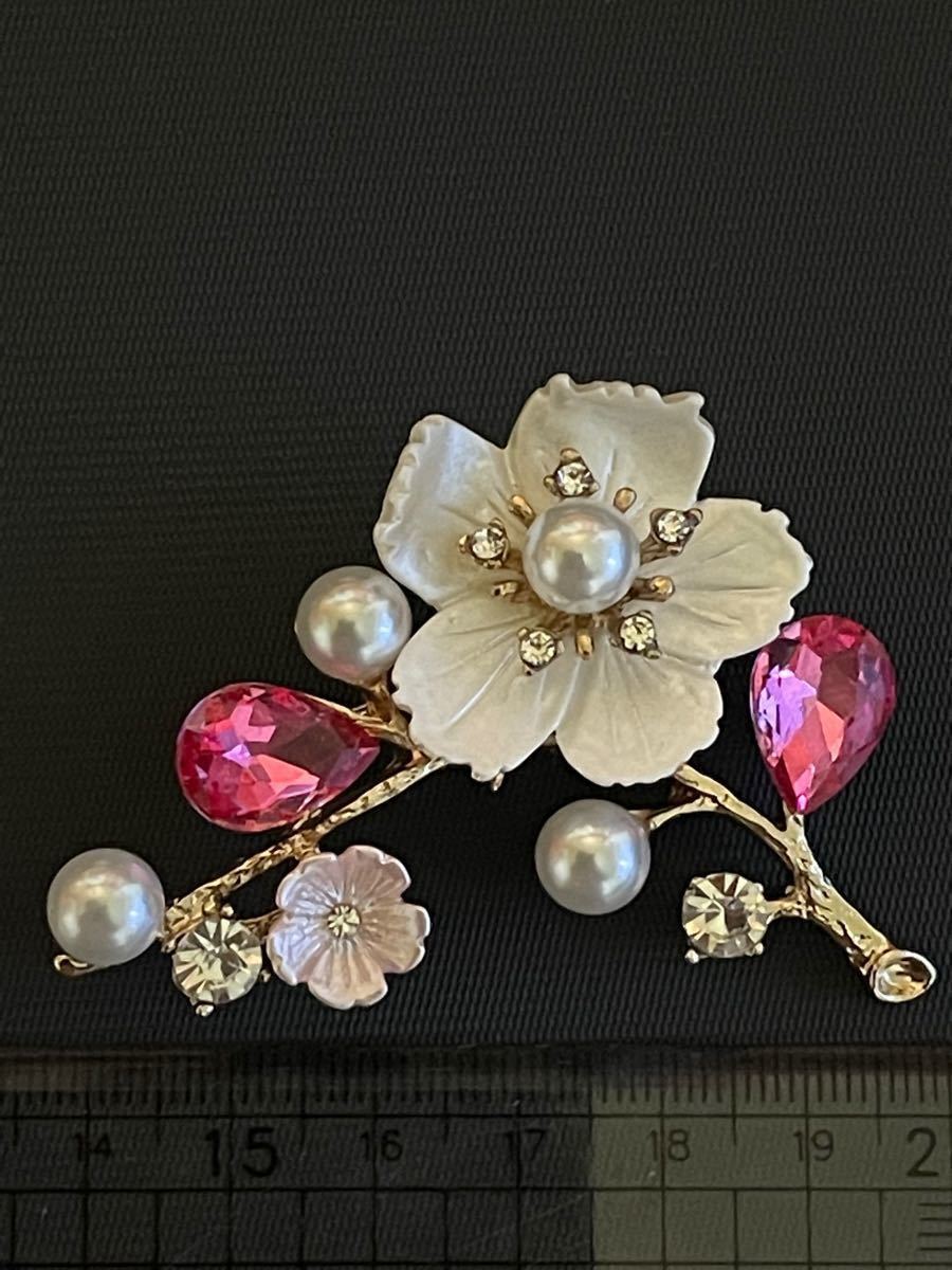 桜　パールとラインストーンが艶やかなブローチ　白×ピンクストーン　大きめ　NO.1