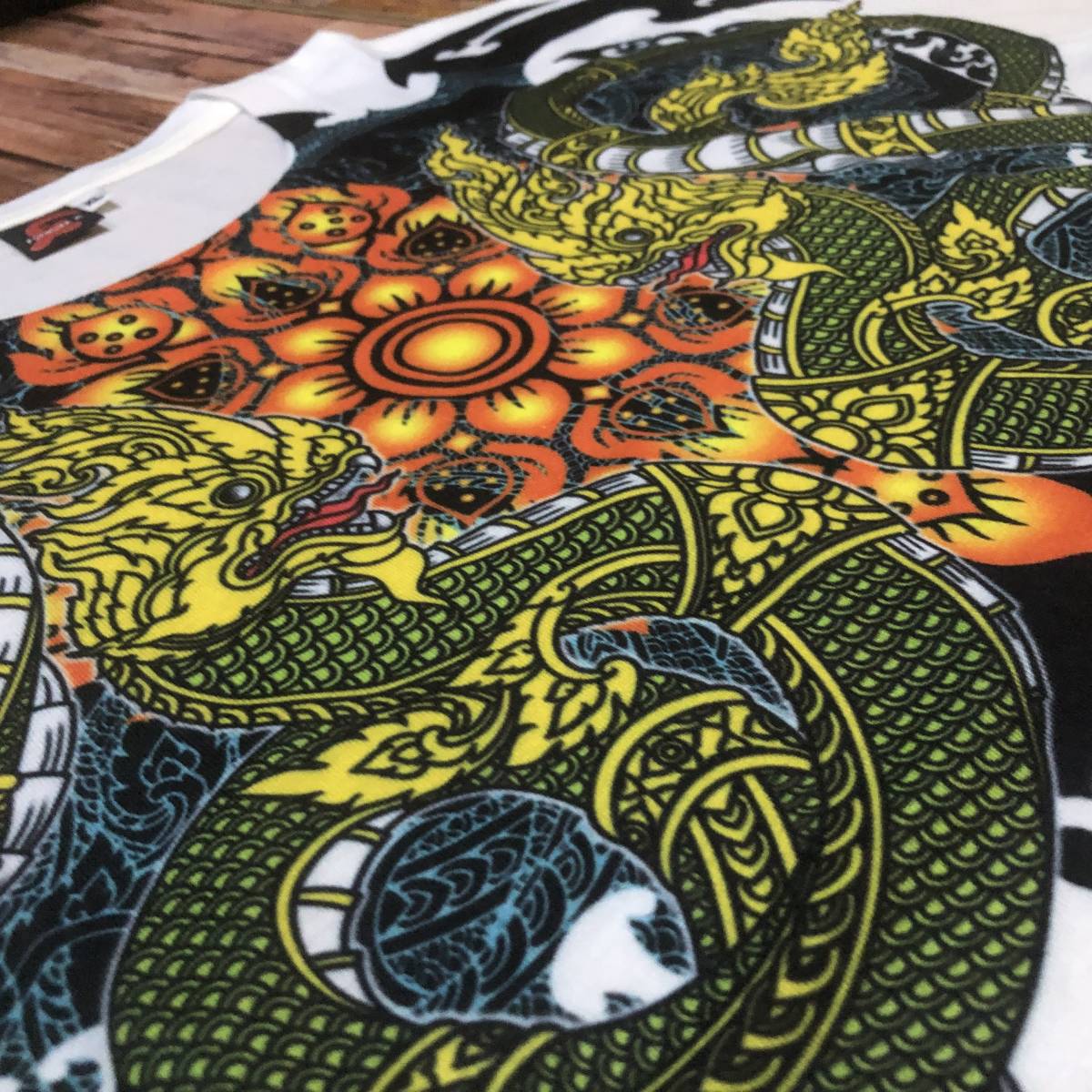 新品・即決・クリックポスト発送・タイの蛇神’ナーガ’のストリートアートっぽい図案のＴシャツ・ＸＬ_画像3