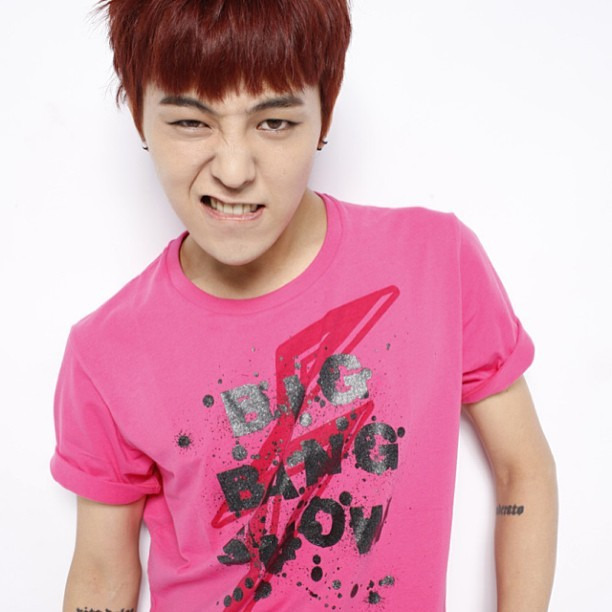 【新品!!】 BIGBANG SHOW グラフィック Tシャツ ピンク ビッグバン ユニクロ コラボ G-DRAGON着 ジヨン 半袖 メンズ XS サイズ UT UNIQLO_※参考画像です。