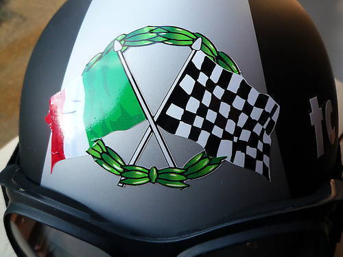 海外　限定品　送料込み ITALIAN Flag & Chequered Sticker イタリア 国旗 フラッグ ステッカー デカール 100mm x 60mm ステッカー_画像1