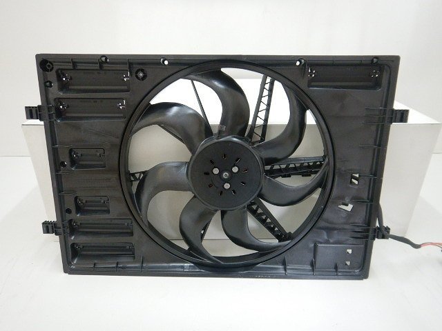 ★ VW パサート TSI エレガンス 3C/B8 2021年 3CDPC ラジエータークーリングファンモーター 電動ファン (在庫No:A33437) (7367) ★_画像1