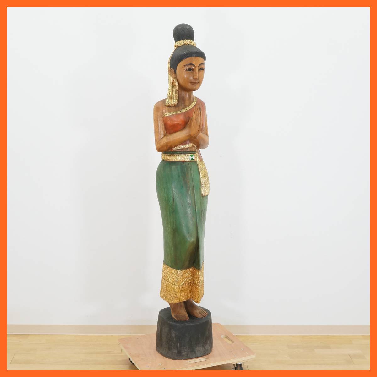 前ダ: 木彫り タイ サワディー 人形 ② 高さ約162㎝ 幅約27.5㎝ 彩色 