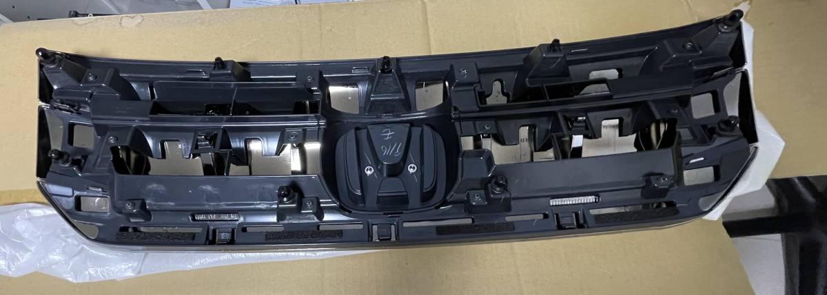 HONDA NBOX カスタム　JF1/2型用　後期純正グリル　新車外し　美品_画像4