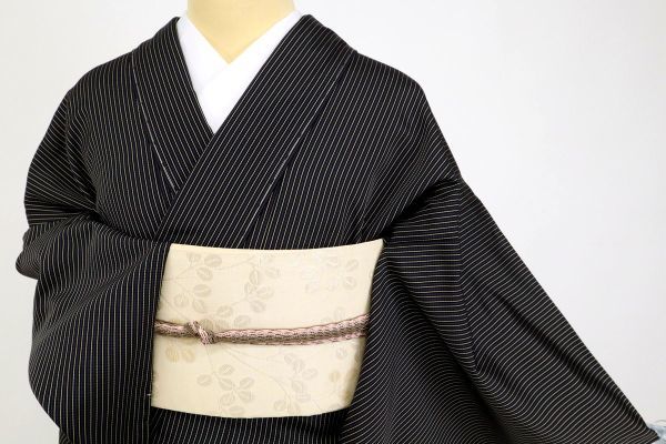 税込) 【単衣】特選『単衣』付下げ お召織 縞に役者紋小さな刺繍 黒