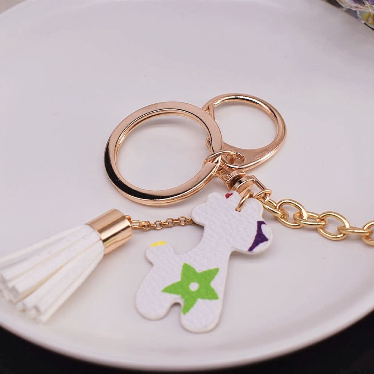 PayPayフリマ|新品 きりん キーホルダー バッグチャーム 黒色 白色 2個セット レザー調 ノーブランド 可愛い PayPayフリマ|新品 きりん キーホルダー バッグチャーム 黒色 白色 2個セット レザー調 ノーブランド 可愛い