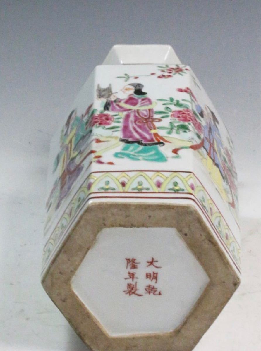 本日限定　A067  中国美術工芸品　「大明乾隆年製」銘　五彩女人文六角面取り獣耳瓶　　高さ30cm　