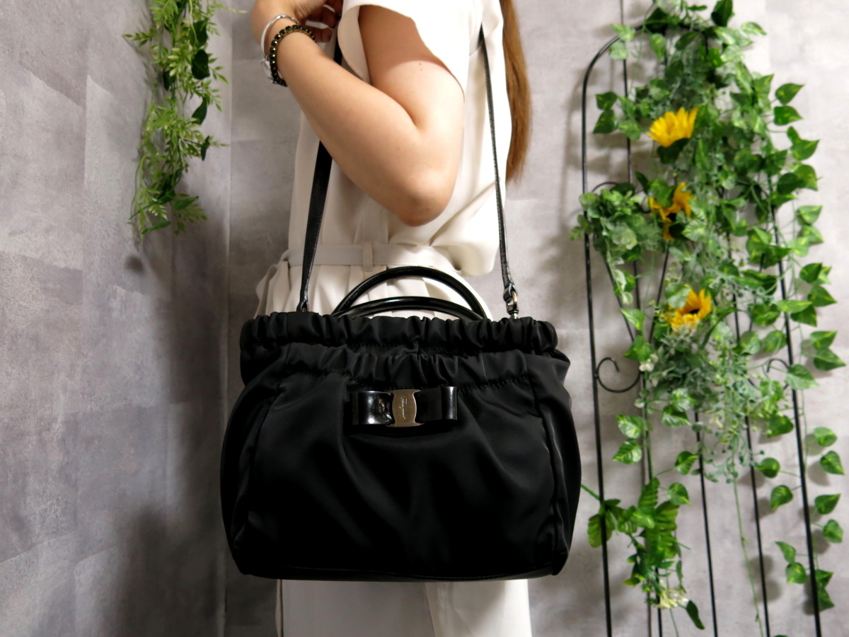 超美品 Salvatore Ferragamo フェラガモ ヴァラリボン ナイロン エナメル パテント レザー 2way トート バッグ 黒 SV金具 Js27868