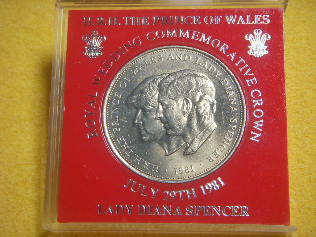 1981 year Britain Charles . futoshi . Diana . Royal wedding 1981 year red frame in the case super-beauty goods!!