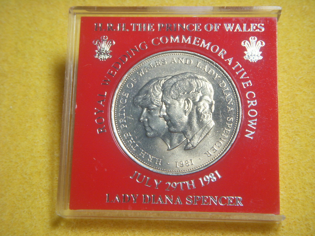 1981 year Britain Charles . futoshi . Diana . Royal wedding 1981 year red frame in the case super-beauty goods!!