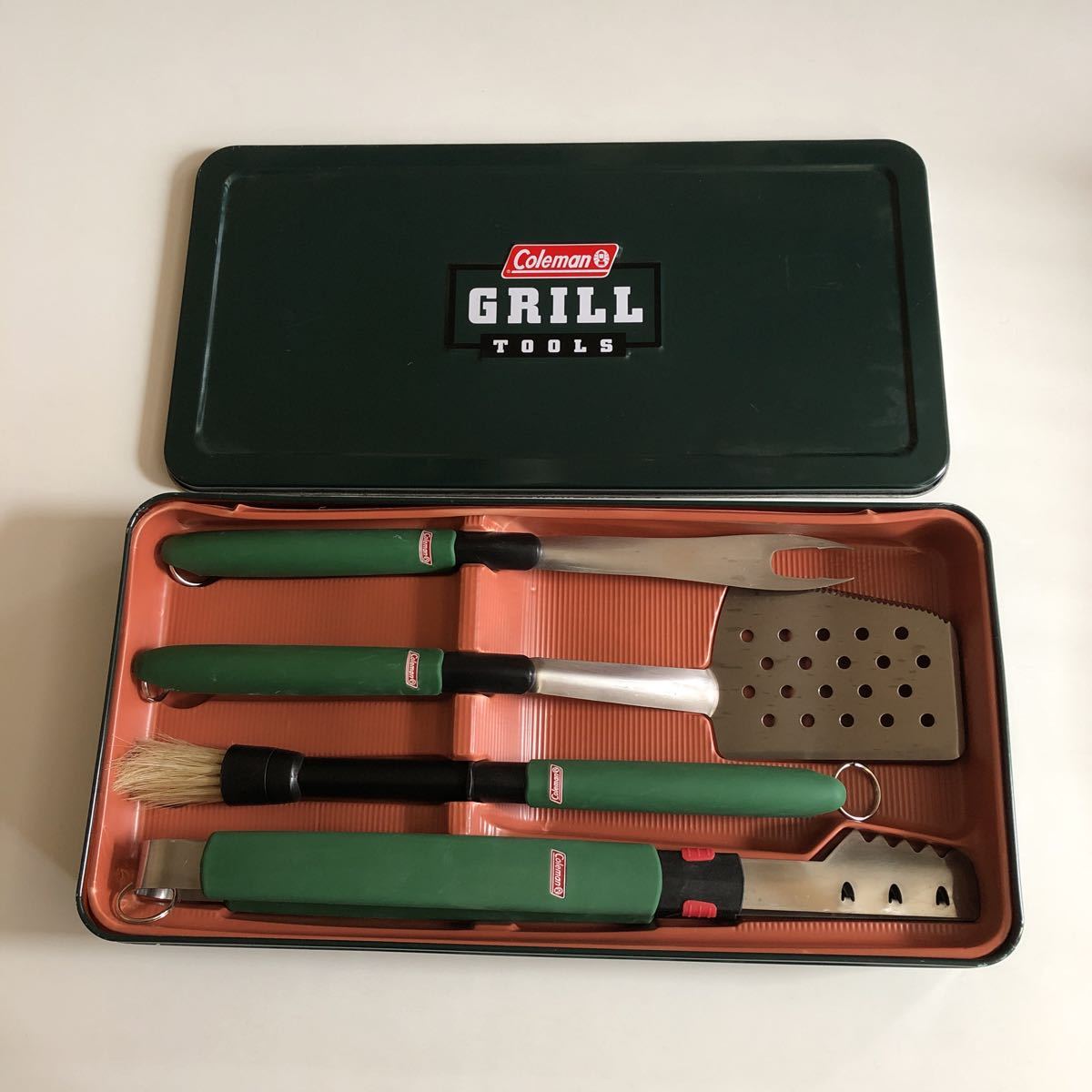 コールマン　ＧＲＩＬＬ　ＴＯＯＬＳコラボ？バーベキュー？セット　キャンプ　ガレージ_画像1