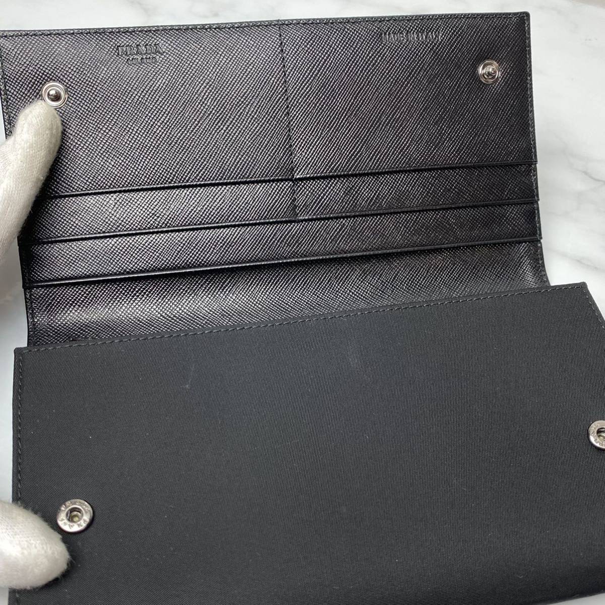 1円【ほぼ未使用！】PRADA MILANO プラダ ミラノ 二つ折り財布 三角プレート ナイロン ブラック 黒 金具 イタリア製 本物 超美品 1スタ　_画像8