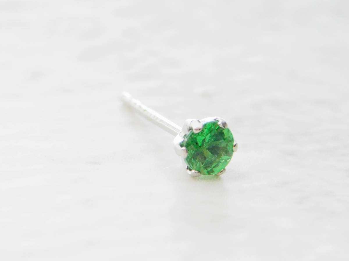 グリーンガーネット＆プラチナ●シンプル ピアス●０.１２ct●グリーングロッシュラー ツァボライト●レアストーン 希少石