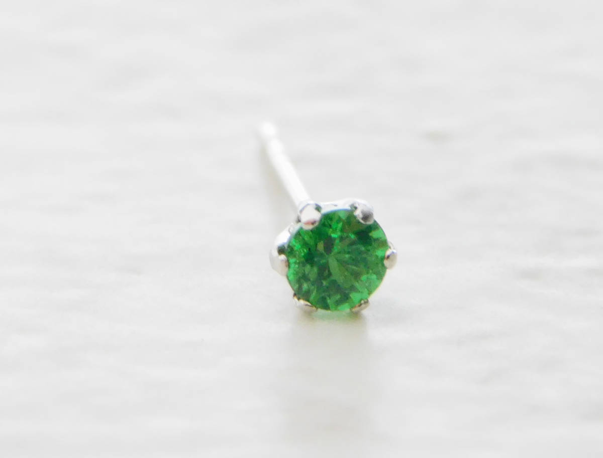 グリーンガーネット＆プラチナ●シンプル ピアス●０.１５ct●グリーングロッシュラー ツァボライト●レアストーン 希少石_画像1