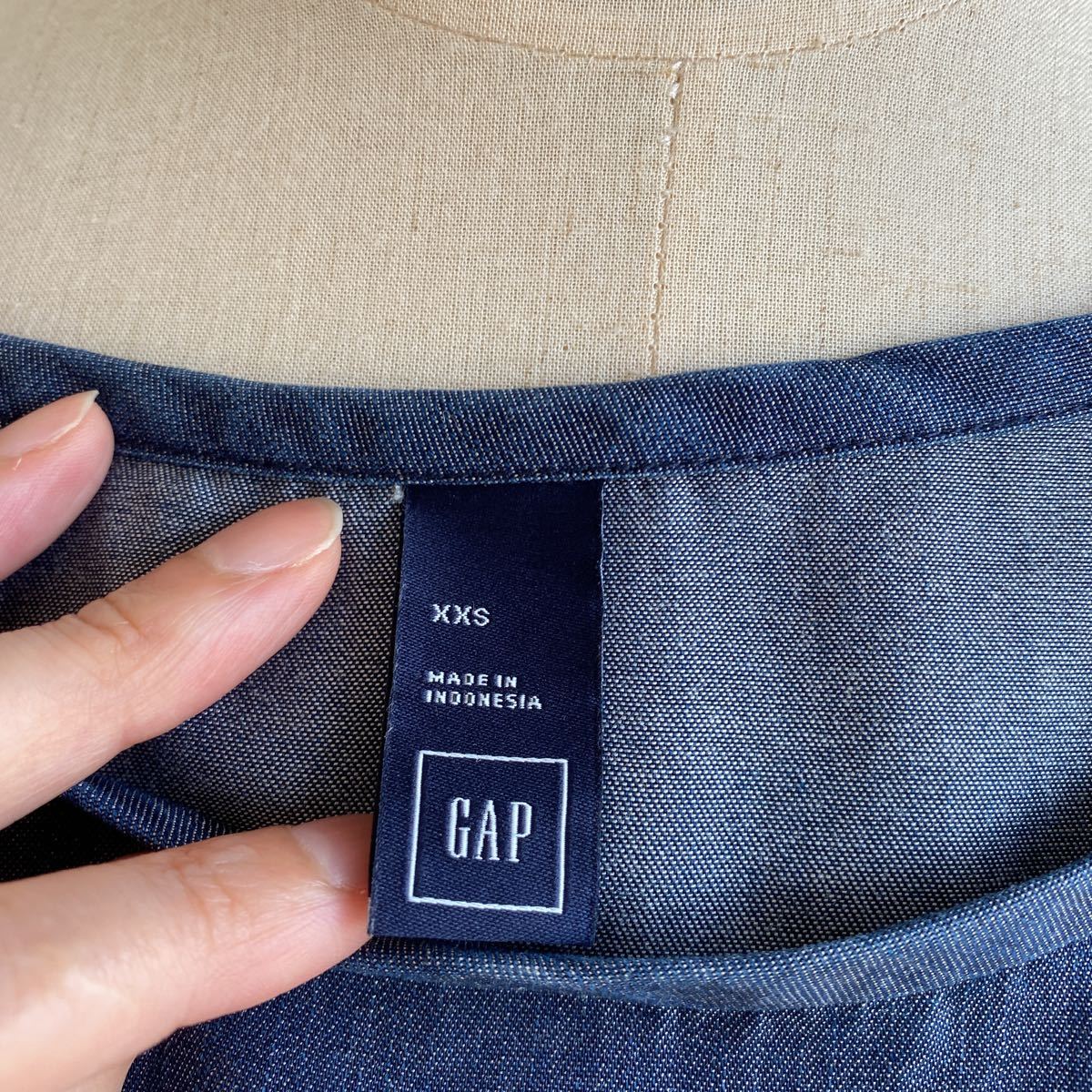 GAP lady's tops XXS no sleeve Denim color 