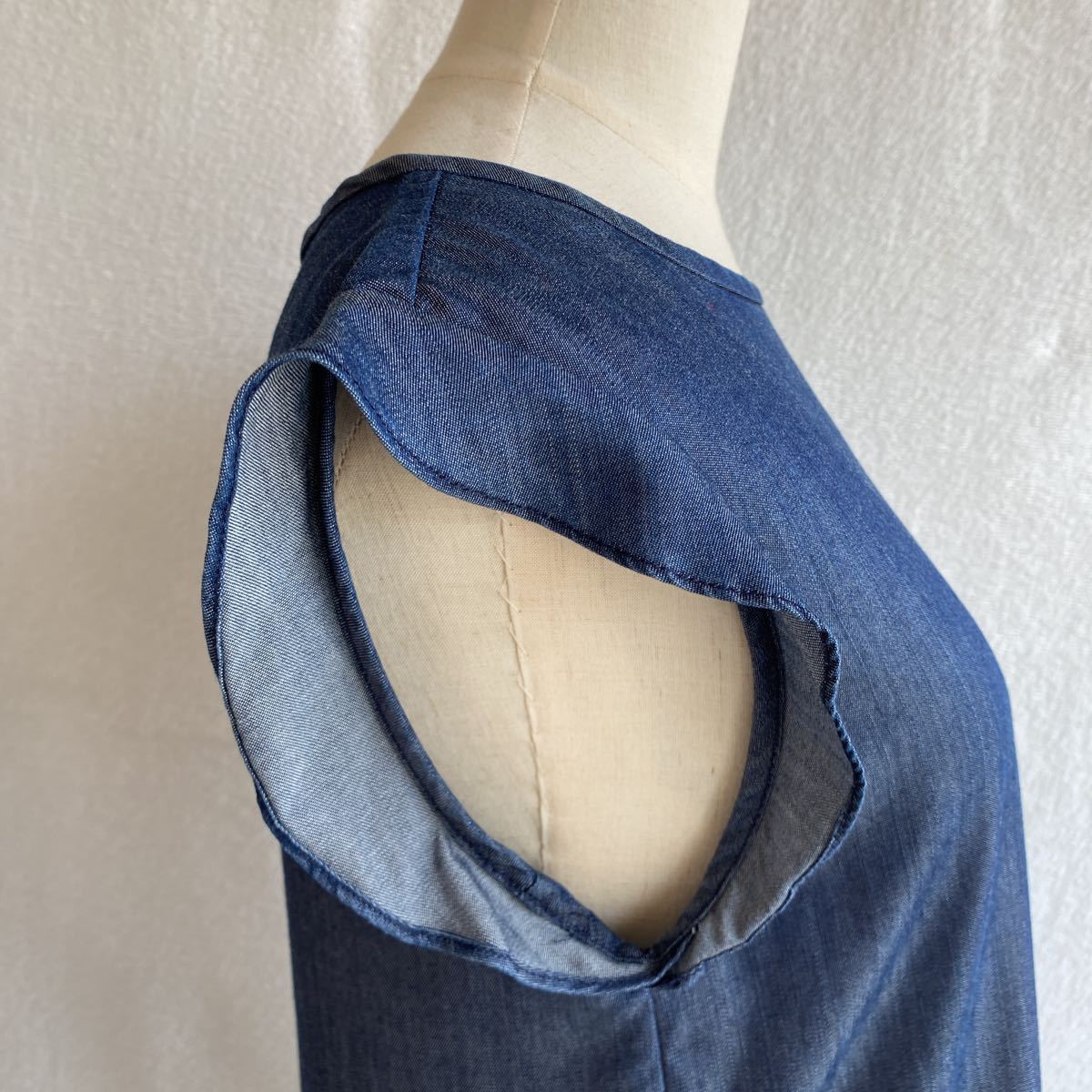 GAP lady's tops XXS no sleeve Denim color 