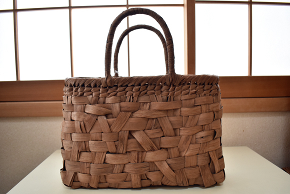 【数々のアワードを受賞】 【希少】山葡萄籠バッグ / オリジナル新商品 / (約)幅33cm×奥行10cm×高さ22cm / 巾着と中布付き / 太め乱れ編み バスケット、籐かご 【数々のアワードを受賞】 【希少】山葡萄籠バッグ / オリジナル新商品 / (約)幅33cm×奥行10cm×高さ22cm / 巾着と中布付き / 太め乱れ編み バスケット、籐かご