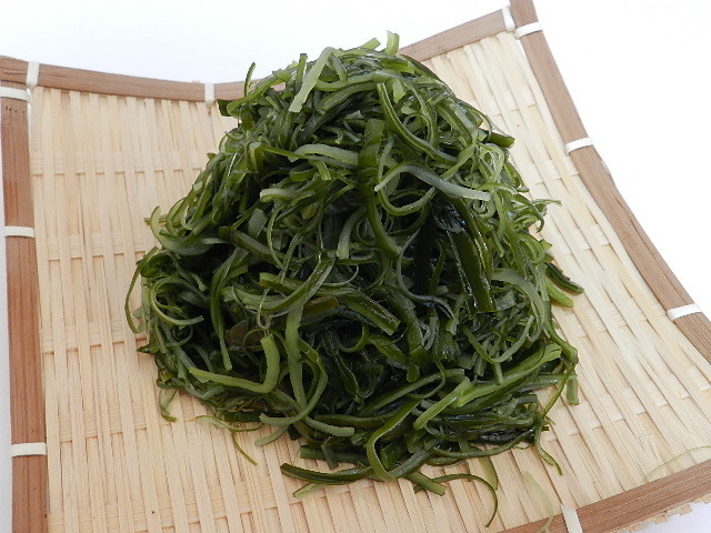  三陸産塩蔵茎わかめ(細切タイプ)! 剣山で食べやすく細く裂いてます! ゴマドレッシングや生姜でさっぱり味付け！_画像1